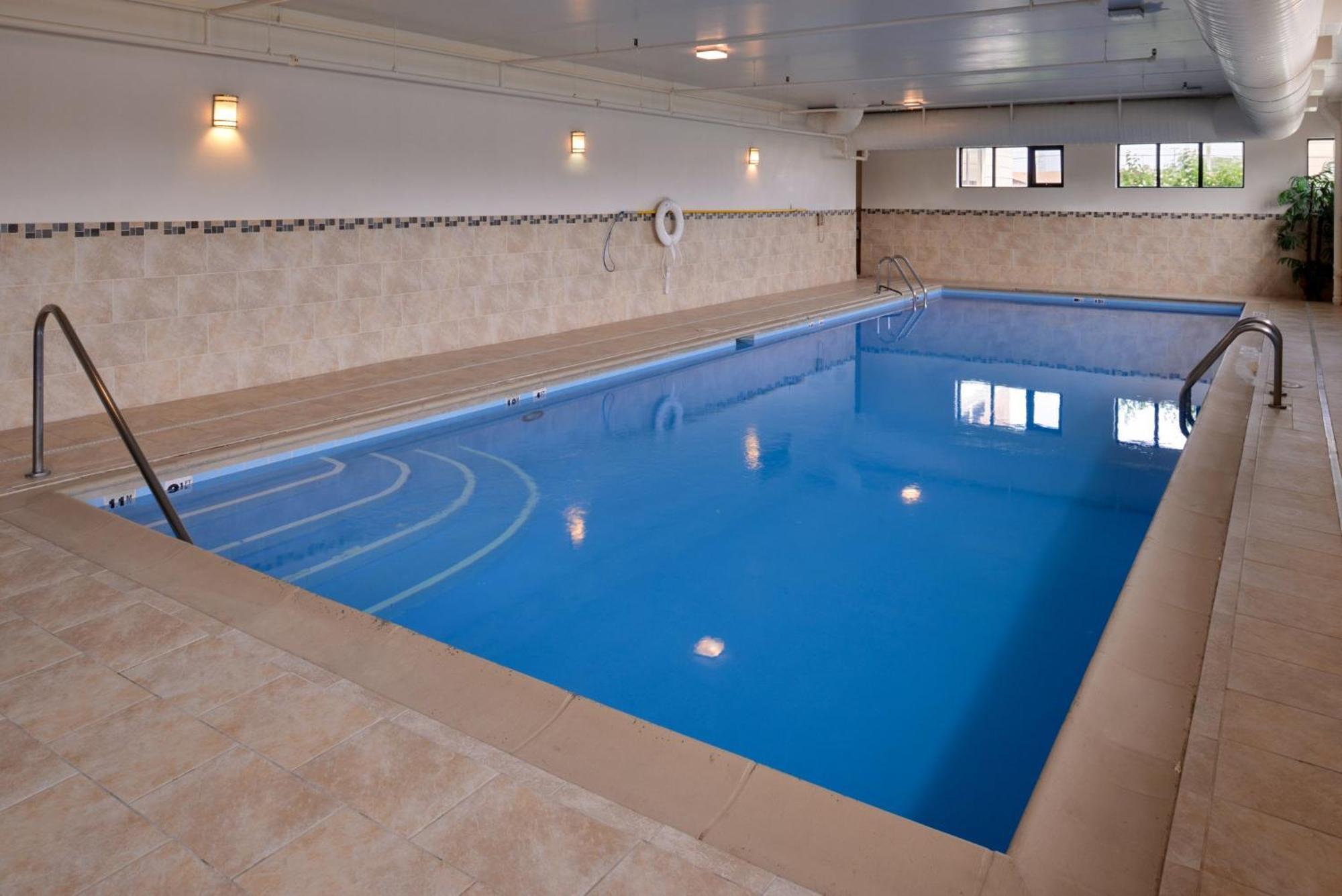 Holiday Inn Express Crestwood By Ihg Zewnętrze zdjęcie